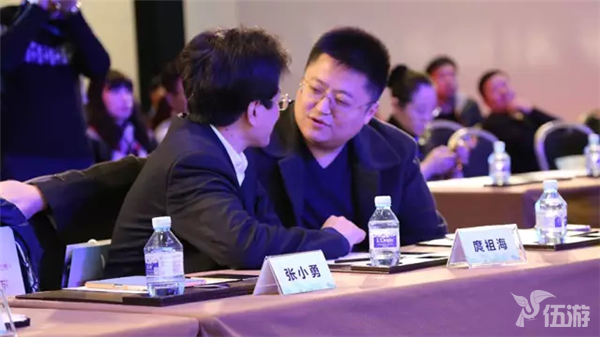 2广州基金董事长韩颖（右一）与中国动漫集团董事长庹祖海亲切交流.png