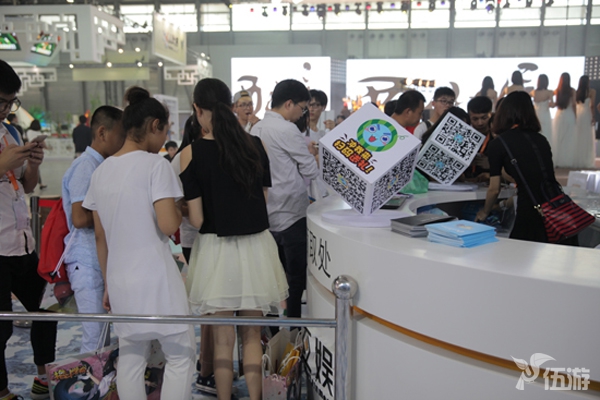 图4 排队领取游戏周边的热情玩家4.jpg
