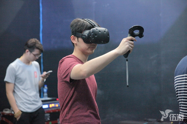 图7 玩家体验最新VR游戏7.jpg